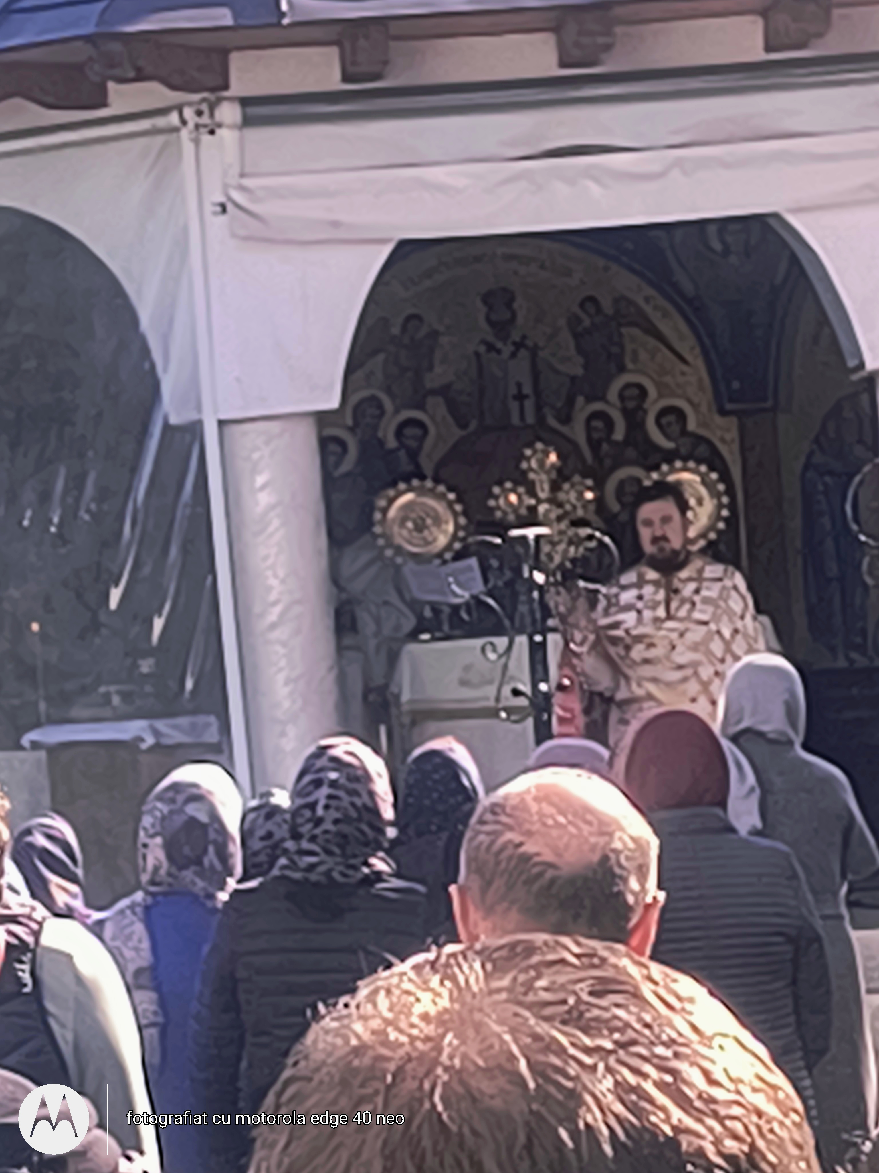 27 SEPTEMBRIE, DUMINICĂ ALTFEL LA HEMEIUȘ: LITURGHIA S-A ȚINUT ÎN AER LIBER, ÎN CURTEA BISERICII
