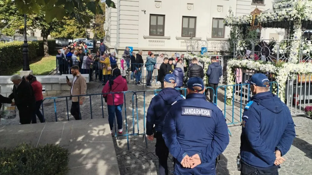 GRUPAREA MOBILĂ DE JANDARMI BACĂU, ÎN DISPOZITIVUL DE ORDINE DE LA PELERINAJUL SFINTEI PARASCHEVA. APROXIMATIV 300.000 DE OAMENI SUNT AȘTEPTAȚI LA IAȘI
