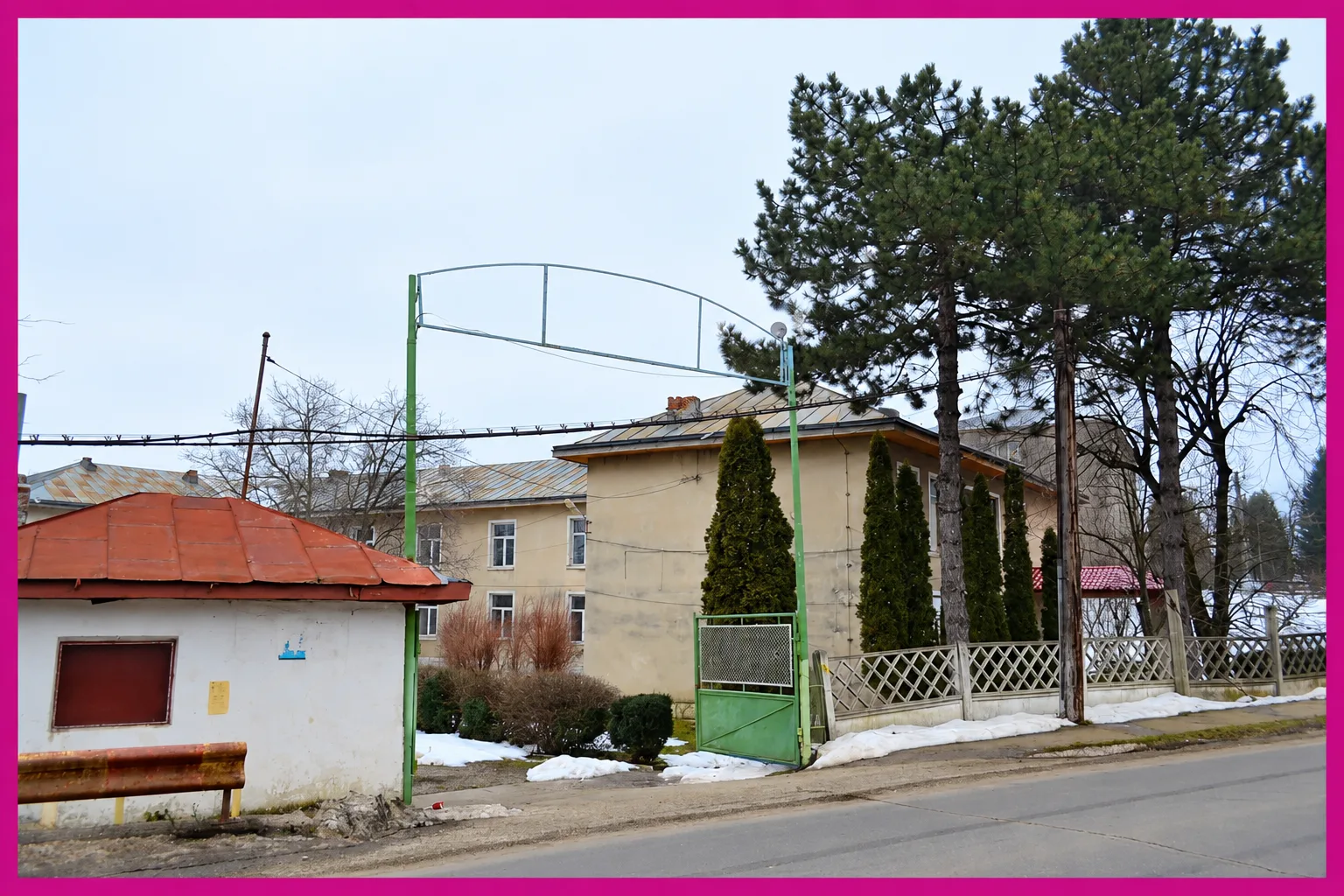 HEMEIUȘ: TREI ȘCOLI DEZAFECTATE, CLĂDIRI ALE FOSTULUI LICEU PROPUSE PENTRU DEMOLARE ȘI UN HUB EDUCAȚIONAL. CE SE ÎNTÂMPLĂ CU PATRIMONIUL ȘCOLAR AL COMUNEI?
