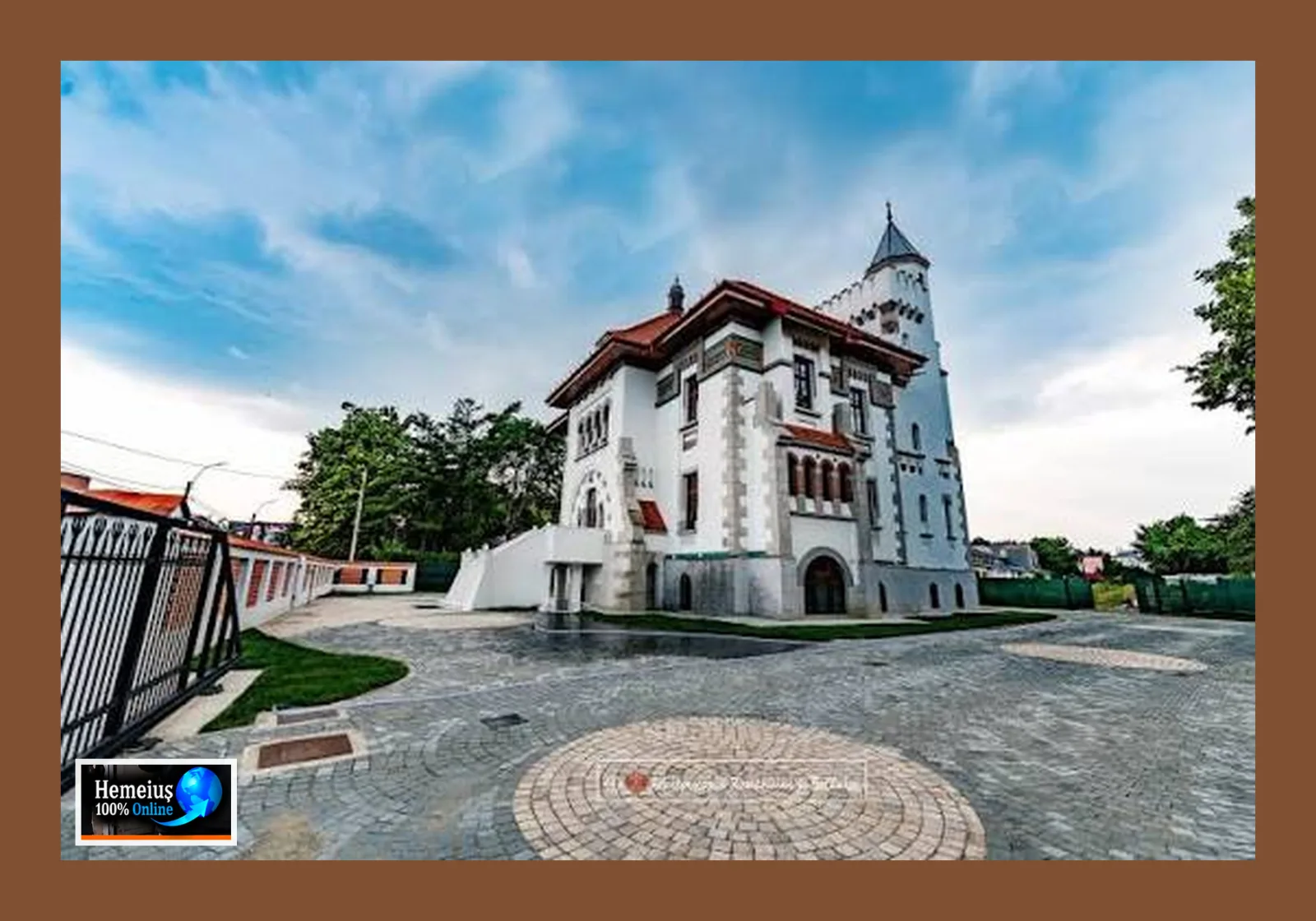 Bacău: Casa Sterian a fost restaurată. Acum se proiectează ceea ce se va vedea lângă ea: Un centru multifuncțional propus în curtea clădirii istorice mută discuția de la salvarea unei case la păstrarea locului ei în peisajul orașului
