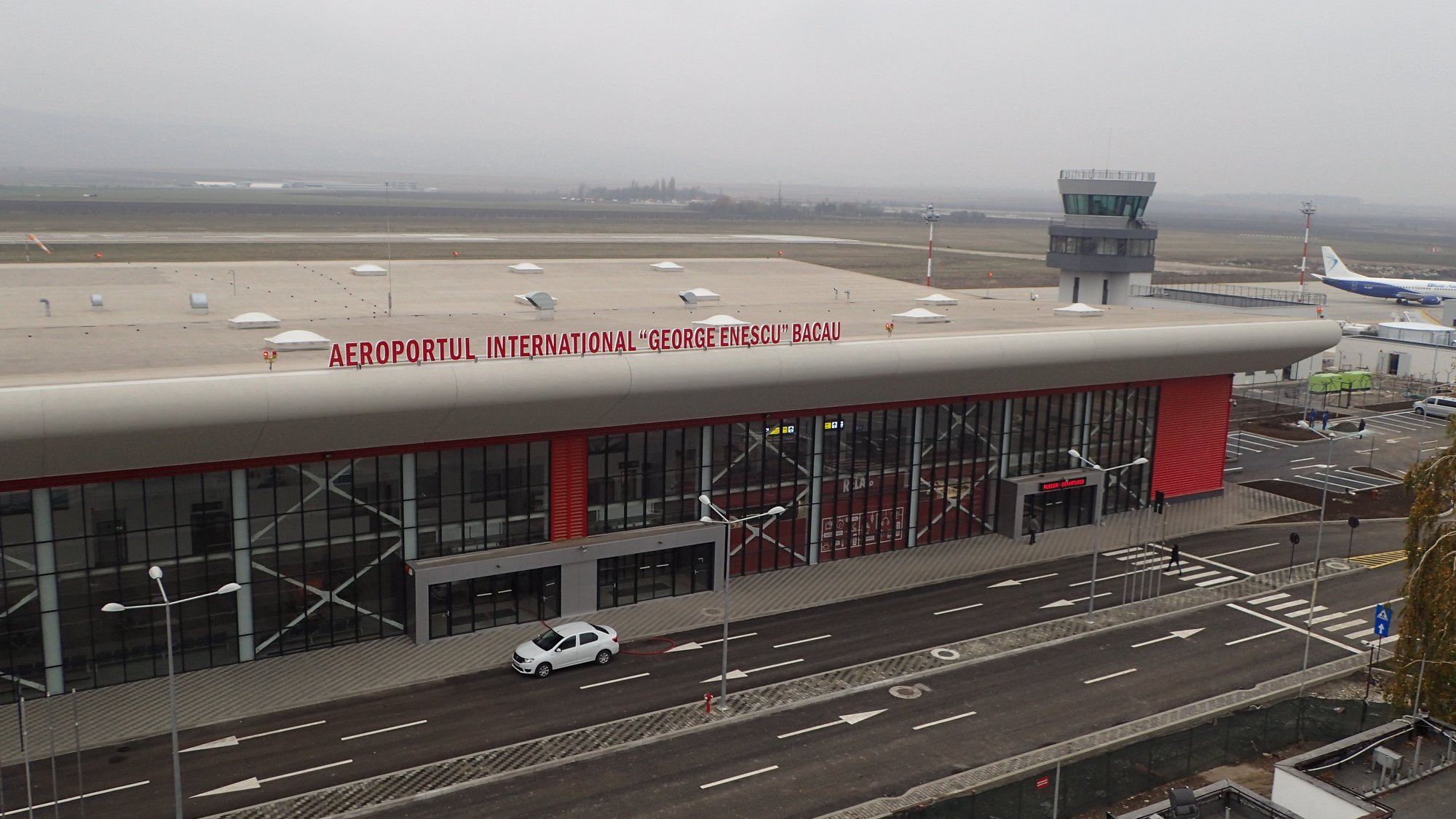 DIN HEMEIUȘ SPRE AVION, MAI SIMPLU: GARA BACĂU ȘI AEROPORTUL AU LEGĂTURĂ DIRECTĂ CU AUTOBUZ ELECTRIC