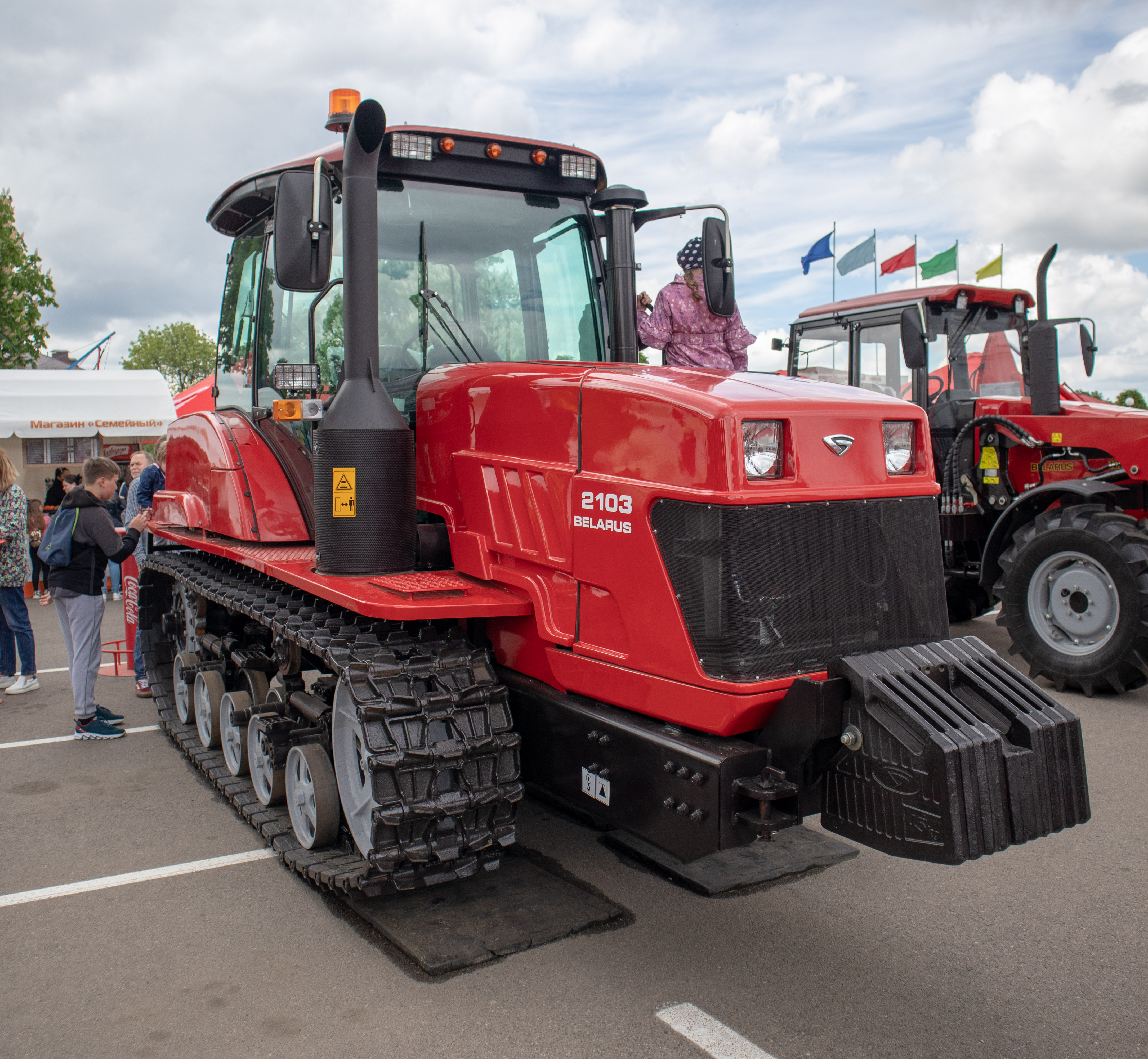 TRACTOR BELARUS DE LA FÂNTÂNELE, SCOS LA LICITAȚIE CU 26.000 DE LEI